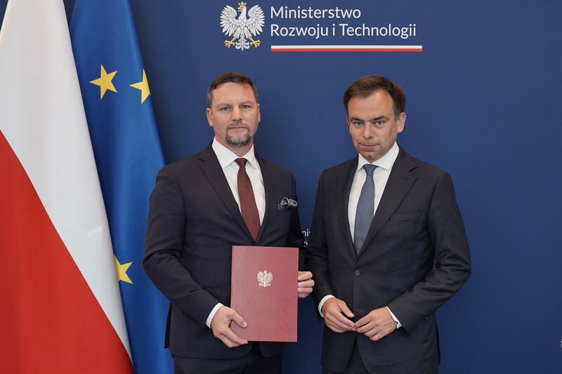 Minister Andrzej Domański wręcza akt powołania Robertowi Wiktorskiemu na stanowisko którym jest Główny Inspektor Nadzoru Budowlanego